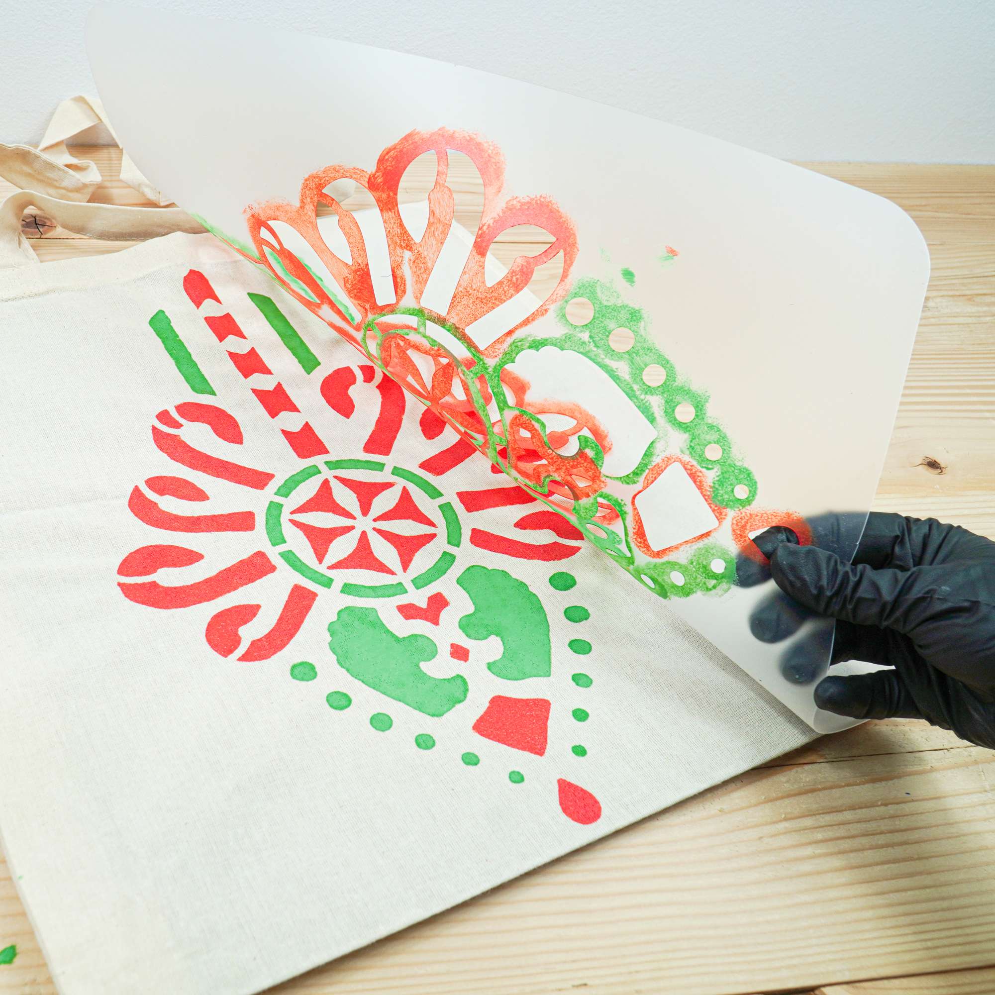 Hoe te sjabloneren: folkloristische handtas Hoe te sjabloneren: folkloristische handtas