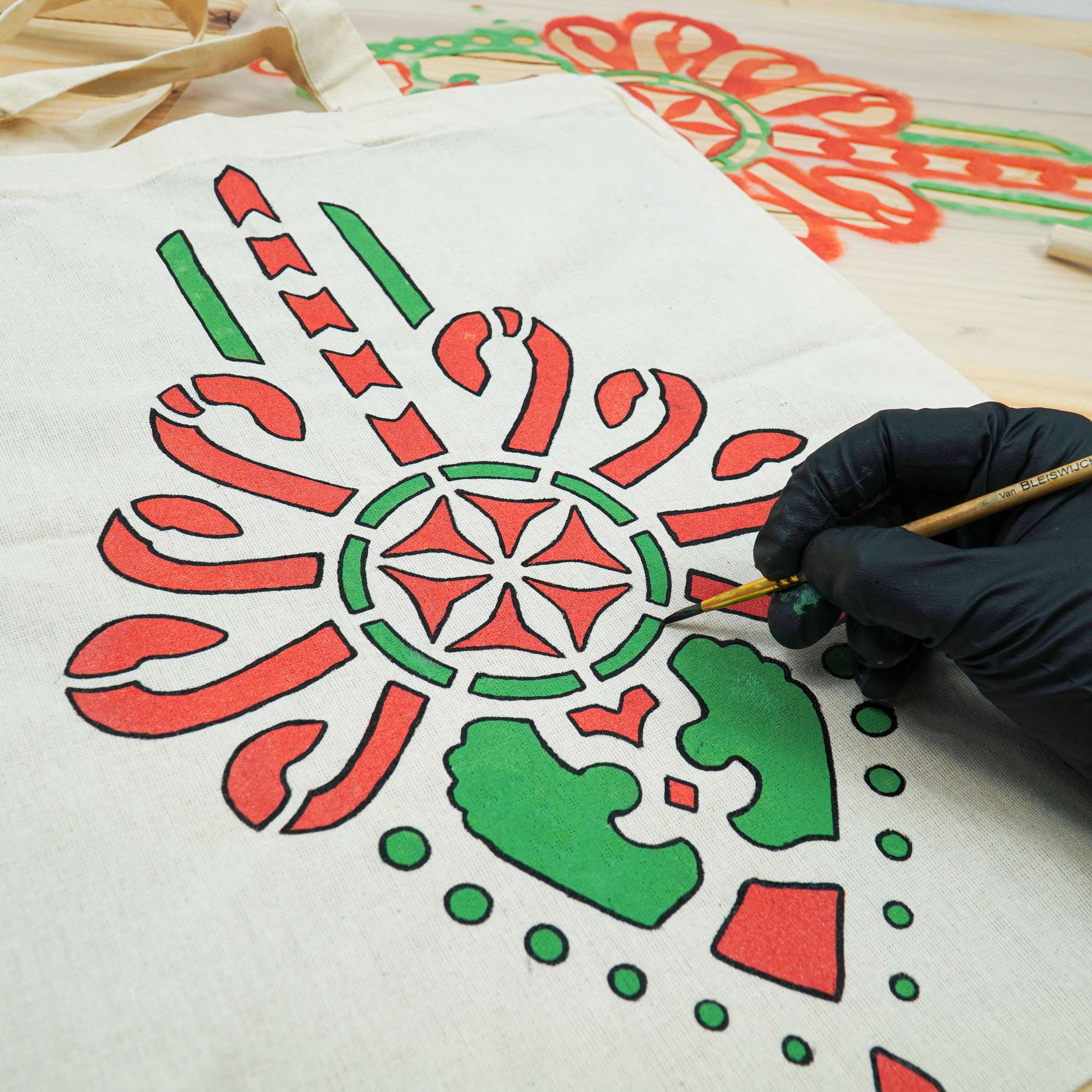 Hoe te sjabloneren: folkloristische handtas Hoe te sjabloneren: folkloristische handtas