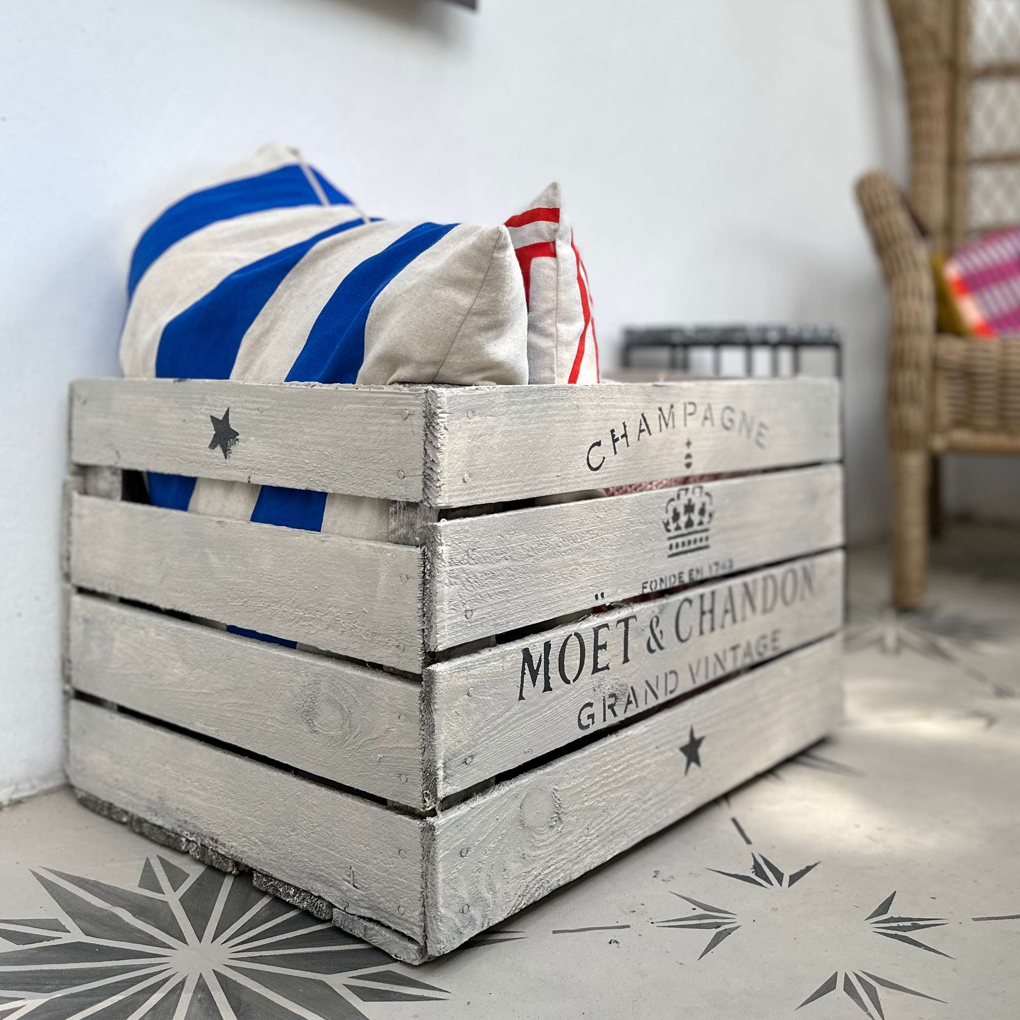 Hoe maak je een doos in vintage stijl? Hoe maak je een doos in vintage stijl?